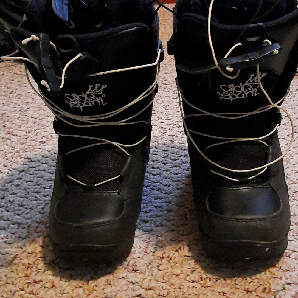 Snowboard boots